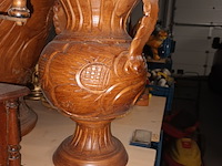 Lot 233 - klok, houten vazen en koffiemolen - afbeelding 3 van  6