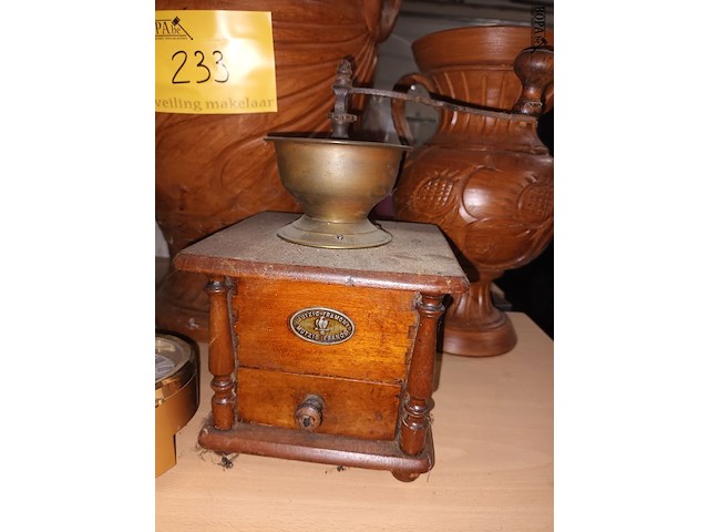 Lot 233 - klok, houten vazen en koffiemolen - afbeelding 4 van  6