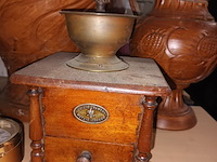 Lot 233 - klok, houten vazen en koffiemolen - afbeelding 4 van  6