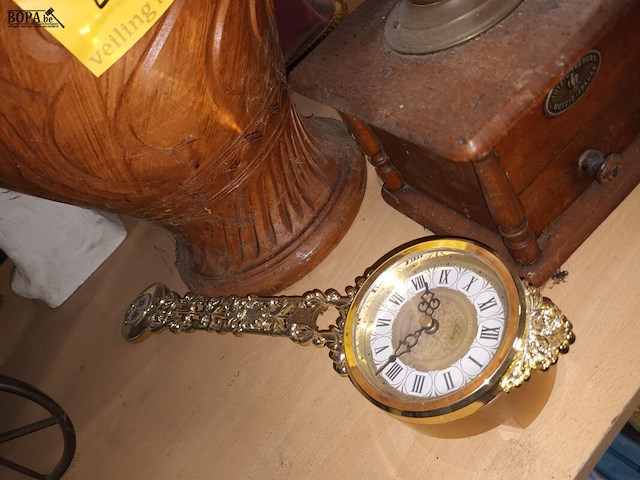 Lot 233 - klok, houten vazen en koffiemolen - afbeelding 5 van  6