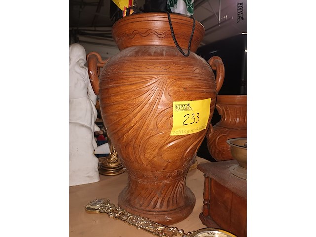 Lot 233 - klok, houten vazen en koffiemolen - afbeelding 6 van  6