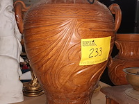 Lot 233 - klok, houten vazen en koffiemolen - afbeelding 6 van  6