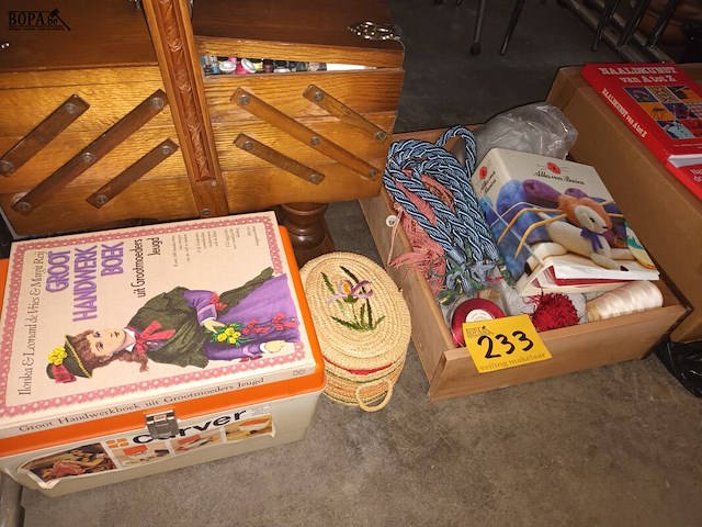 Lot 233 - naaigerei - afbeelding 1 van  4