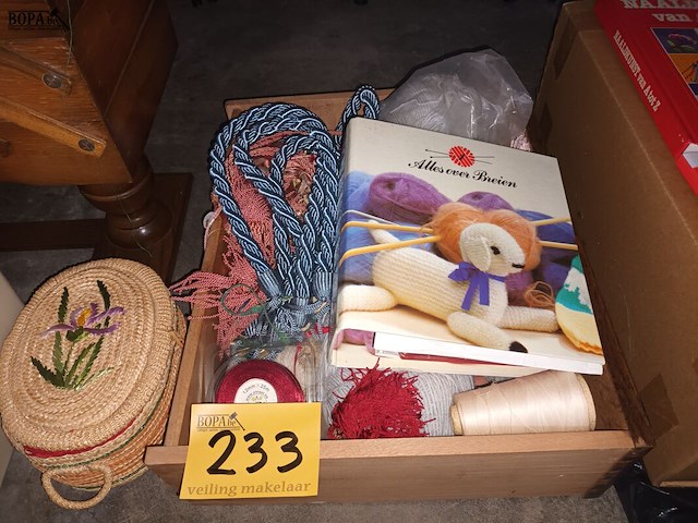 Lot 233 - naaigerei - afbeelding 3 van  4