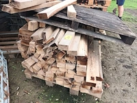 Lot 233 - pallet met houten balkjes