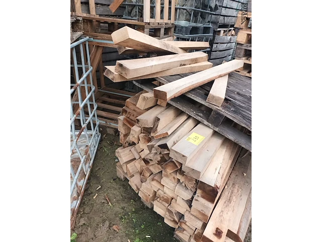 Lot 233 - pallet met houten balkjes - afbeelding 2 van  4