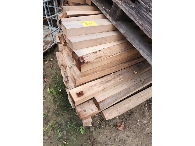 Lot 233 - pallet met houten balkjes - afbeelding 3 van  4