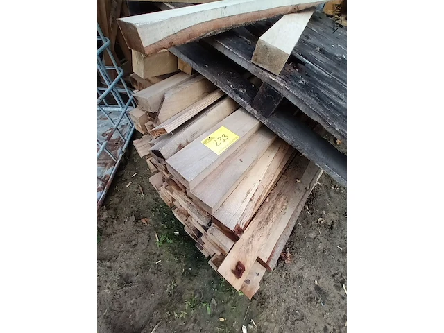 Lot 233 - pallet met houten balkjes - afbeelding 4 van  4