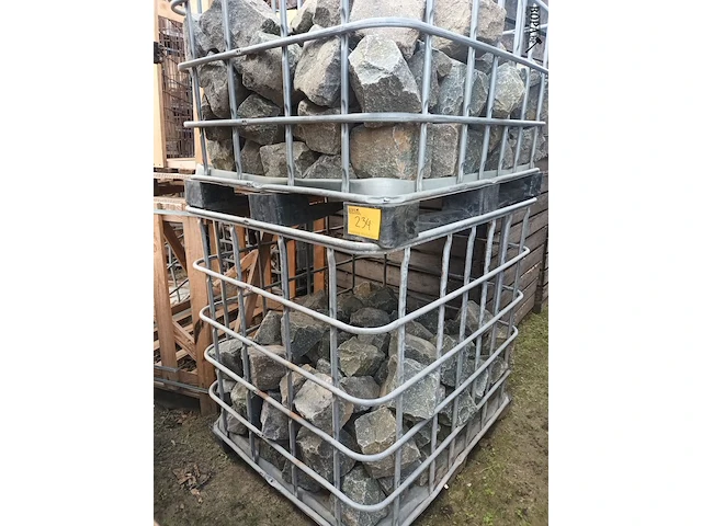 Lot 234 - metalen kooi met kasseien. 2 stuks - afbeelding 1 van  3