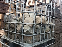 Lot 234 - metalen kooi met kasseien. 2 stuks - afbeelding 2 van  3