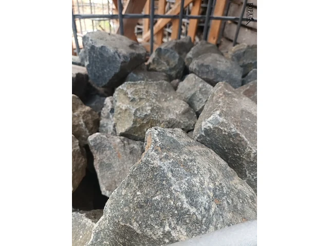 Lot 234 - metalen kooi met kasseien. 2 stuks - afbeelding 3 van  3