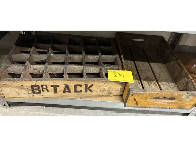Lot 234 - retro houten bierkratten - 2 stuks - afbeelding 1 van  1