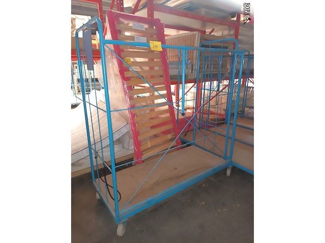 Lot 235 - blauwe transportkar - afbeelding 1 van  2