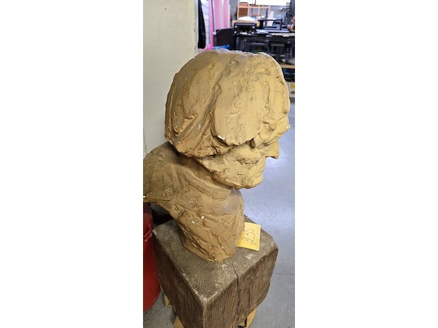 Lot 235 - borstbeeld in gips - afbeelding 3 van  3
