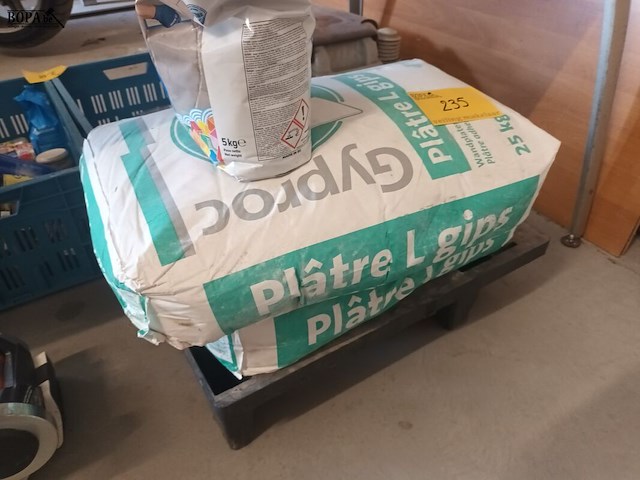 Lot 235 - gyproc gips en cementvoegmortel - afbeelding 1 van  3