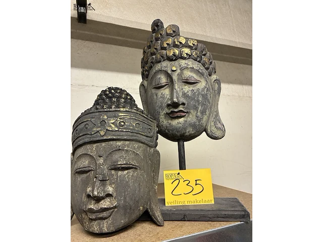 Lot 235 - houten buddhahoofd - 2 stuks - afbeelding 1 van  1