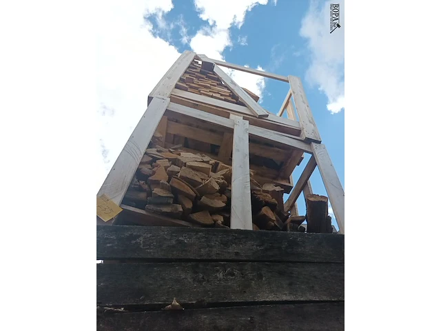 Lot 235 - houten kist met hout. 2 stuks - afbeelding 1 van  3