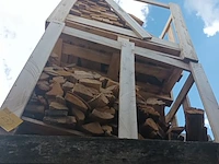 Lot 235 - houten kist met hout. 2 stuks