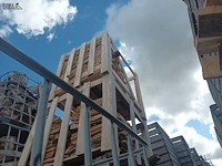 Lot 235 - houten kist met hout. 2 stuks - afbeelding 2 van  3