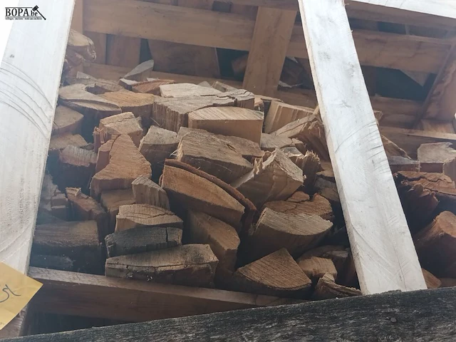 Lot 235 - houten kist met hout. 2 stuks - afbeelding 3 van  3