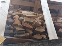Lot 235 - houten kist met hout. 2 stuks - afbeelding 3 van  3