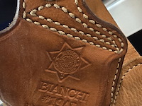 Lot 235 - pistool houders 2 stuks - afbeelding 3 van  3