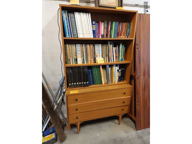 Lot 235 - vintage ladekast met opzet boekenkast - afbeelding 1 van  4