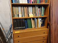 Lot 235 - vintage ladekast met opzet boekenkast - afbeelding 1 van  4