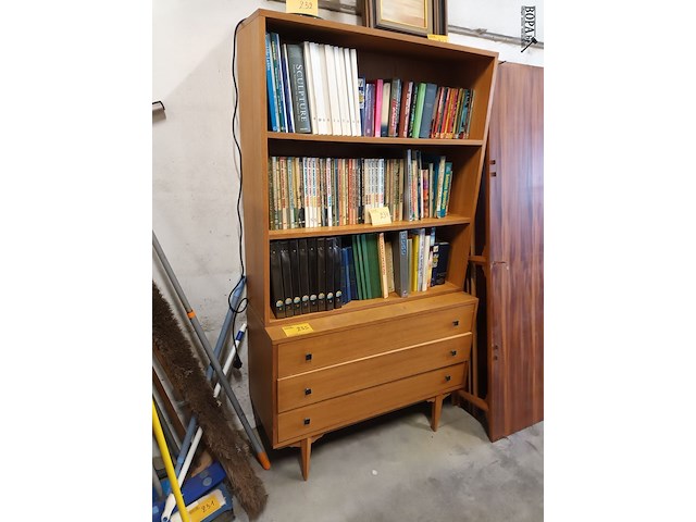 Lot 235 - vintage ladekast met opzet boekenkast - afbeelding 2 van  4