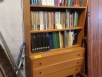 Lot 235 - vintage ladekast met opzet boekenkast - afbeelding 2 van  4