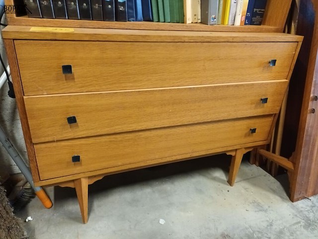 Lot 235 - vintage ladekast met opzet boekenkast - afbeelding 3 van  4