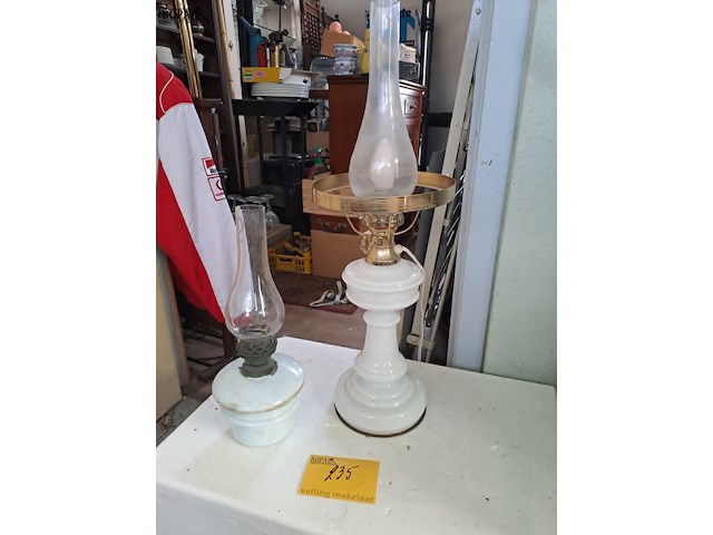 Lot 235 - vintage olielamp met witte opaline voet - tafellamp in wit m - afbeelding 1 van  4