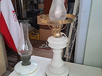 Lot 235 - vintage olielamp met witte opaline voet - tafellamp in wit m - afbeelding 1 van  4