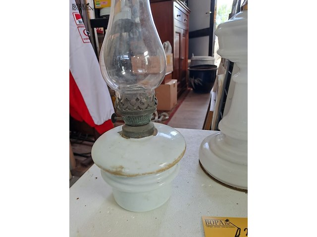 Lot 235 - vintage olielamp met witte opaline voet - tafellamp in wit m - afbeelding 2 van  4