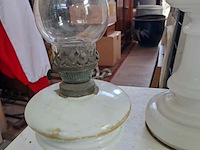 Lot 235 - vintage olielamp met witte opaline voet - tafellamp in wit m - afbeelding 2 van  4