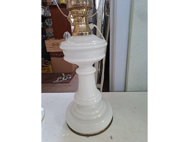 Lot 235 - vintage olielamp met witte opaline voet - tafellamp in wit m - afbeelding 3 van  4
