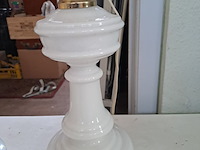 Lot 235 - vintage olielamp met witte opaline voet - tafellamp in wit m - afbeelding 3 van  4