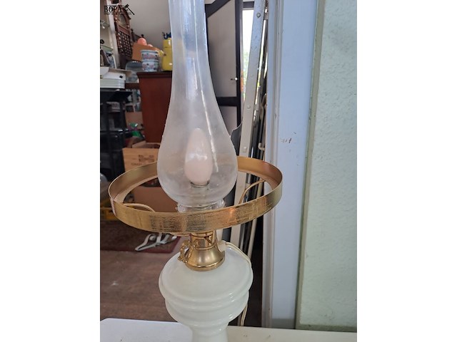 Lot 235 - vintage olielamp met witte opaline voet - tafellamp in wit m - afbeelding 4 van  4
