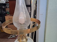 Lot 235 - vintage olielamp met witte opaline voet - tafellamp in wit m - afbeelding 4 van  4