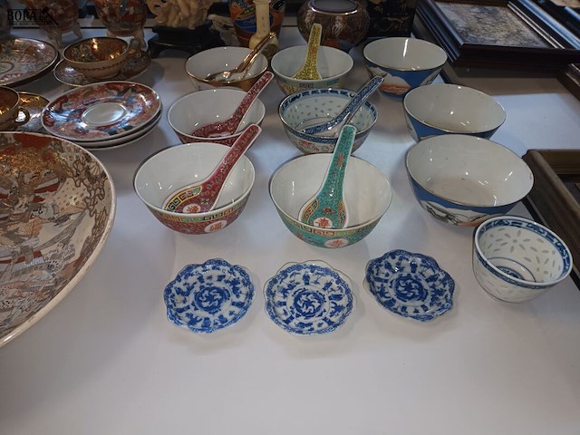 Lot 236 - chinese decoratie en servies. 70 stuks - afbeelding 5 van  6