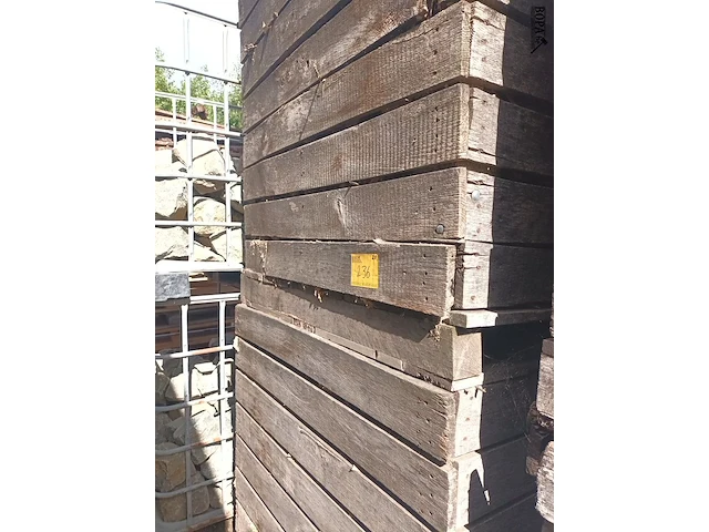 Lot 236 - houten kist met houtrestanten. 2 stuks - afbeelding 1 van  4