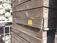 Lot 236 - houten kist met houtrestanten. 2 stuks