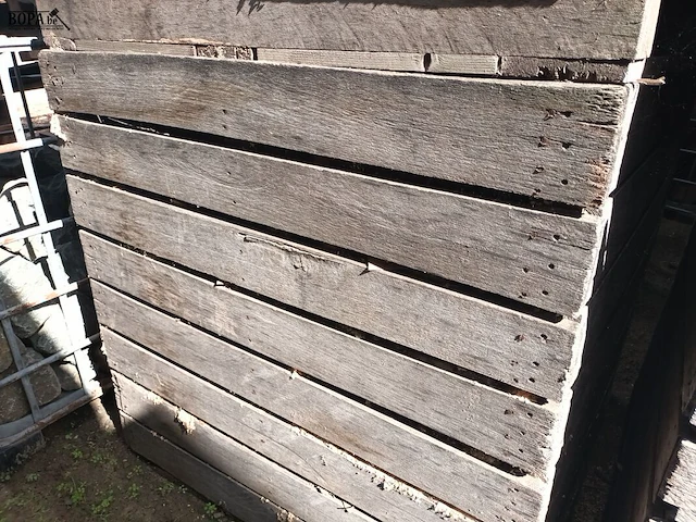 Lot 236 - houten kist met houtrestanten. 2 stuks - afbeelding 2 van  4