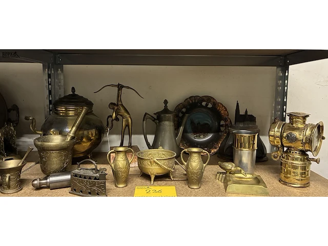 Lot 236 - lot koperen items - afbeelding 1 van  4