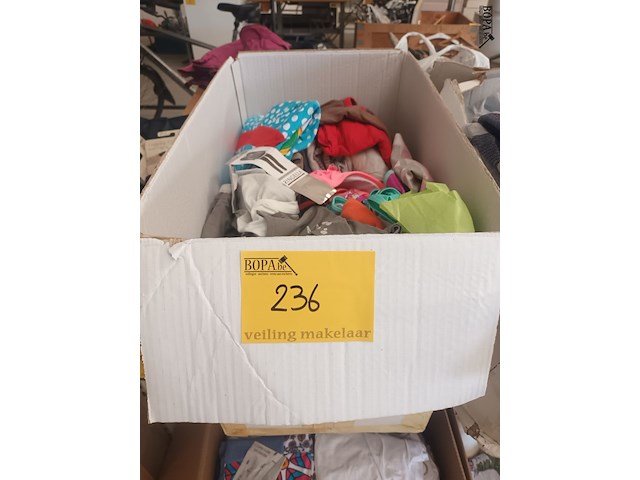 Lot 236 - nieuwe nachtkledij. 1 doos - afbeelding 1 van  3