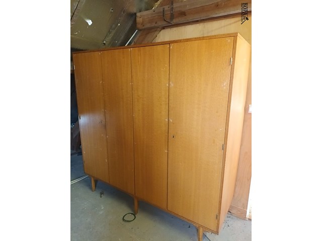 Lot 236 - vintage kleerkast met 4 deuren - afbeelding 1 van  5