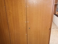 Lot 236 - vintage kleerkast met 4 deuren - afbeelding 3 van  5