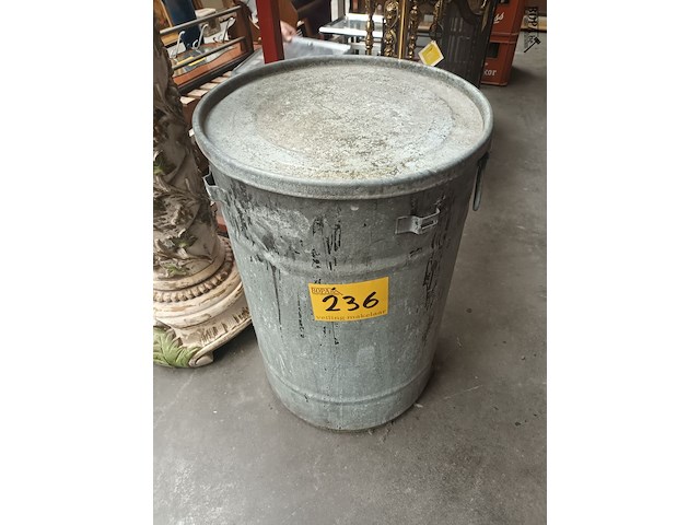 Lot 236 - zinken ton met deksel - afbeelding 1 van  3