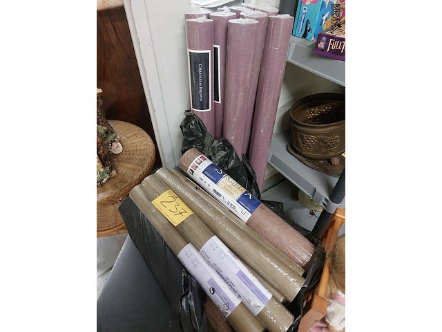 Lot 237 - divere rollen behangpapier - afbeelding 1 van  1
