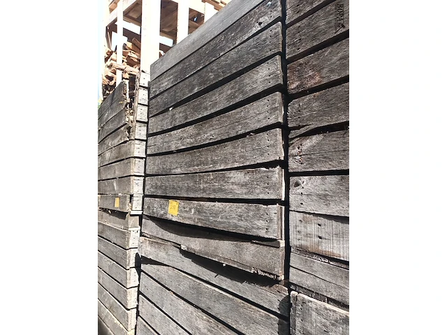Lot 237 - houten kist met houtrestanten. 5 stuks - afbeelding 1 van  4